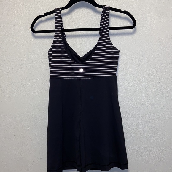 Lululemon Aria Black and White Tank 4100 - Picture 7 of 10